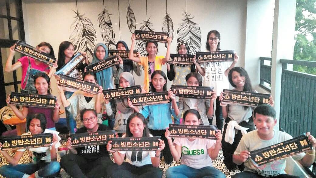 ARMY_Kupang's tweet photo. TODAY WE FIGHT ๐
THANKS FOR TODAY GUYS
SEE YOU SOON ๐
โฅ
.
#ARMYKupang
@Indomy_Kupang
#ARMY
#์๋ฏธ
#BTS
#๋ฐฉํ์๋
๋จ
#AprilMeetUp
.
#MTVBRKPOPBTS
#PremiosMTVMiaw
@BTS_twt
๐น https://t.co/HhKTK81p8z