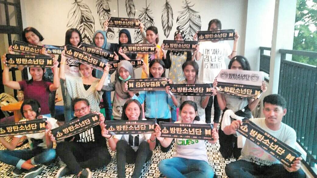 ARMY_Kupang's tweet photo. TODAY WE FIGHT ๐
THANKS FOR TODAY GUYS
SEE YOU SOON ๐
โฅ
.
#ARMYKupang
@Indomy_Kupang
#ARMY
#์๋ฏธ
#BTS
#๋ฐฉํ์๋
๋จ
#AprilMeetUp
.
#MTVBRKPOPBTS
#PremiosMTVMiaw
@BTS_twt
๐น https://t.co/HhKTK81p8z