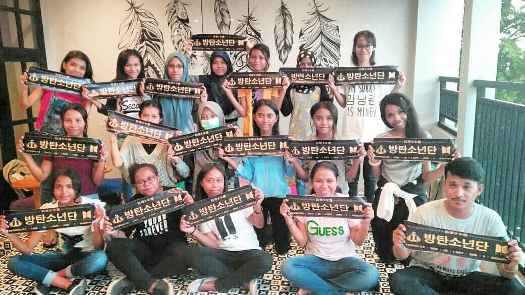 ARMY_Kupang's tweet photo. TODAY WE FIGHT ๐
THANKS FOR TODAY GUYS
SEE YOU SOON ๐
โฅ
.
#ARMYKupang
@Indomy_Kupang
#ARMY
#์๋ฏธ
#BTS
#๋ฐฉํ์๋
๋จ
#AprilMeetUp
.
#MTVBRKPOPBTS
#PremiosMTVMiaw
@BTS_twt
๐น https://t.co/HhKTK81p8z