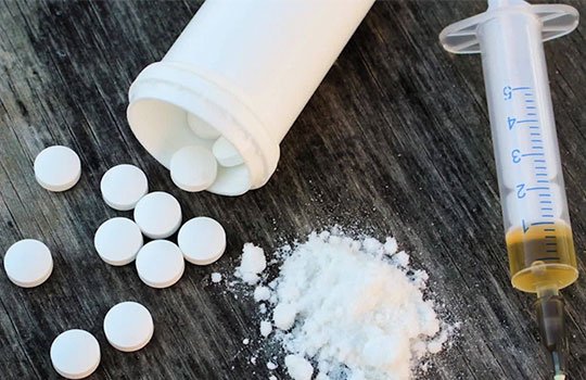 bmj_latest's tweet photo. #Fentanyl misuse: could the US #opioid epidemic replay in the UK? "We should keep an eye on fentanyl, but other opioids are driving up death rates, and the overwhelming problem in the UK is heroin" https://t.co/YfAMJmp2eI https://t.co/R7swLaL2Zh