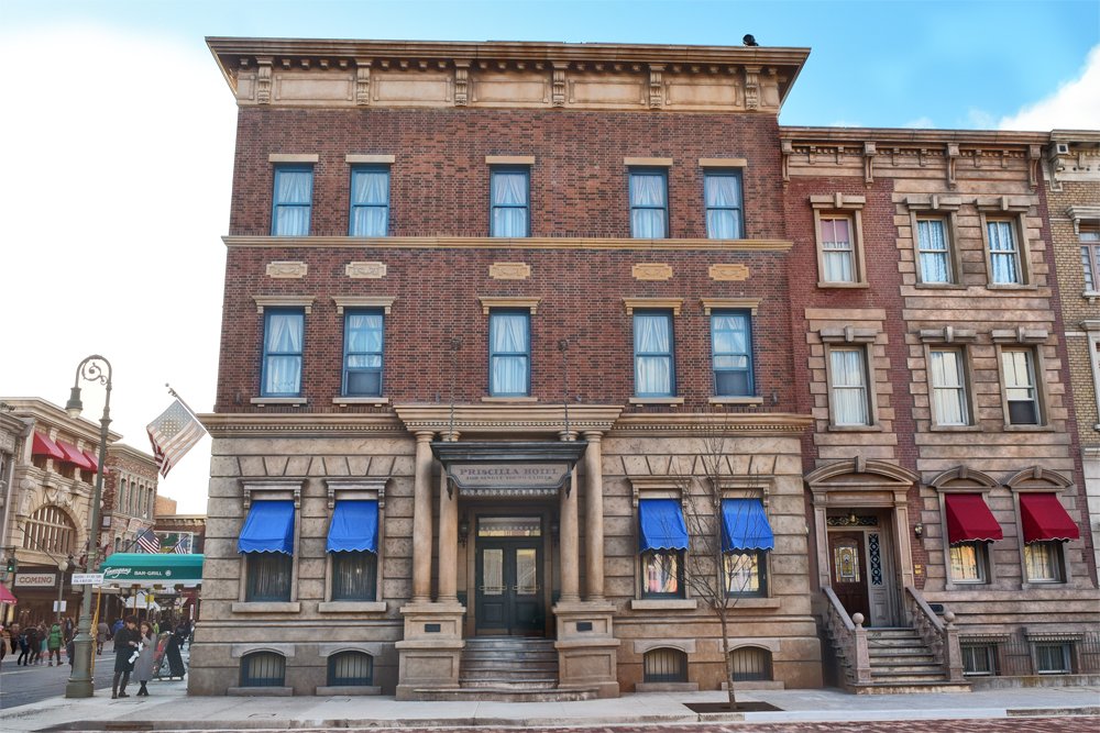 Usj情報局 L C A Studios セットファサード紹介 Usjにふさわしい建物 今回は映画 モダン ミリー に登場する プリスシラ ホテル を紹介しました 今年1月27日に久しぶりに帰ってきましたね 実際にハリウッドで使用されている撮影セットの