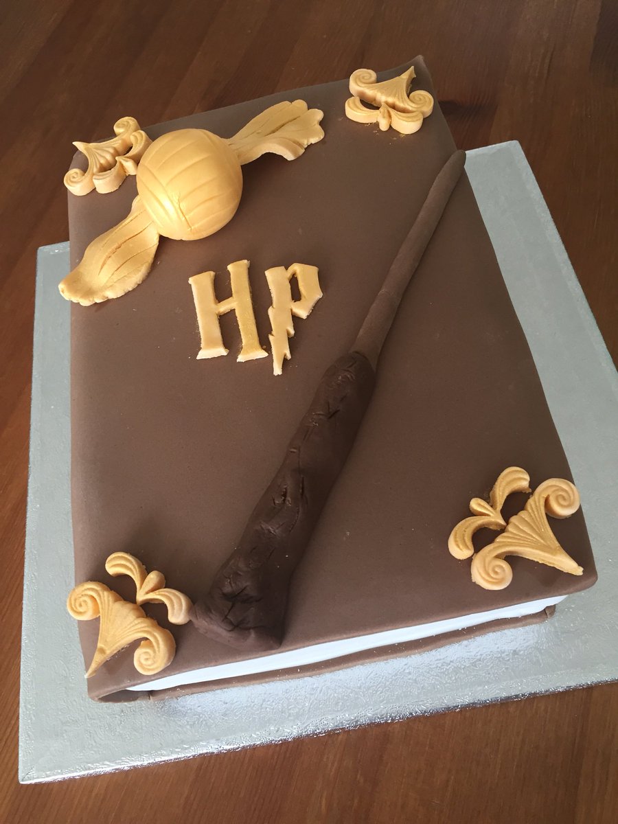 Harry Potter birthday cake #cakes #celebrationcakes #londoncakes #themedcakes #harrypotter #harrypottercake