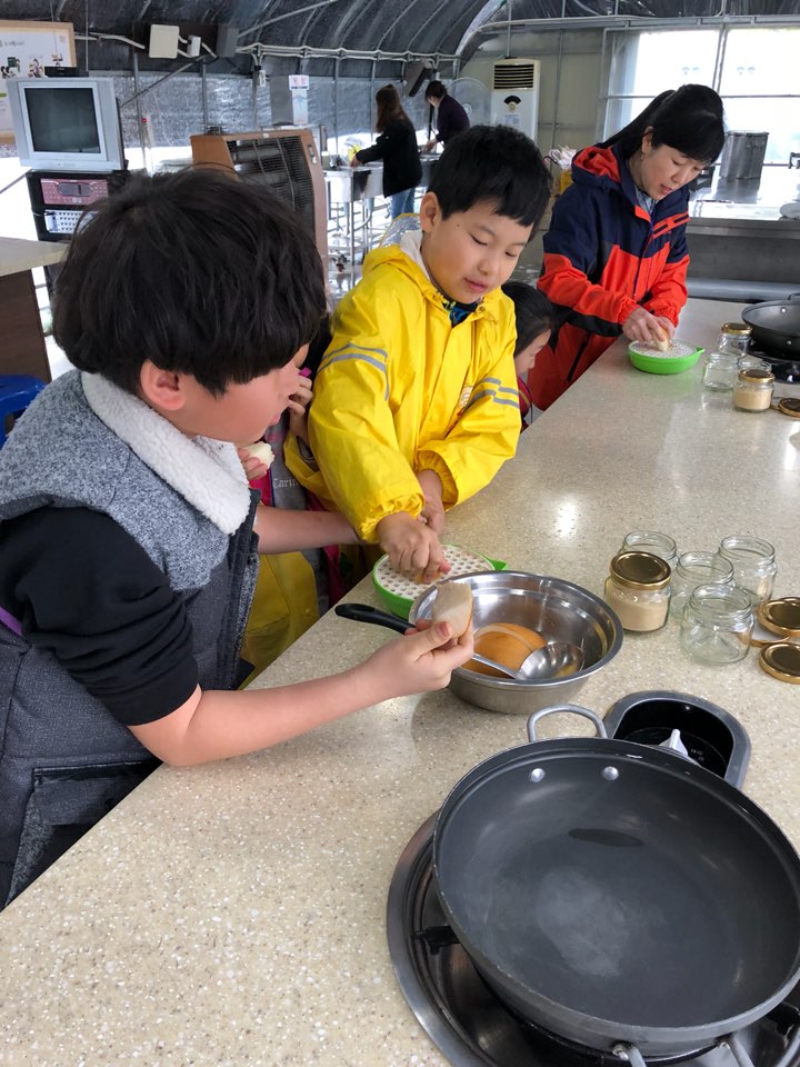 feddy345's tweet image. #성남시 #아동보육과
&amp;lt;드림스타트 아동 가족문화체험&amp;gt;
ㅇ 일  시: 2018년 4월 14일(토) 8:30-18:00
ㅇ 장  소: 양평 가루매마을
ㅇ 대  상: 드림스타트 아동 및 양육자 60여명
여러가지 활동을 통한 드림스타트 아동들의 정서발달을 도와주는 문화체험 현장입니다.^^