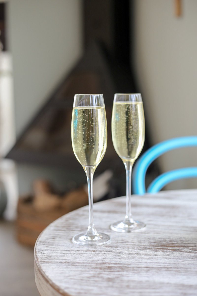 Les rebudes al <a href="/hotel1935/">1935HotelApartaments</a> són... excepcionals! ❤️ Copa de benvinguda de #cava brut reserva del @c_perelada. 😊 #Roses