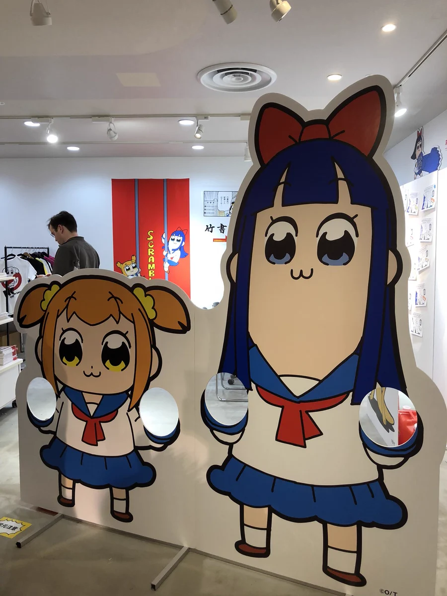 何の記念写真ｗポプテピピックの顔ハメ看板は顔じゃなくてあそこに穴が開いてるｗｗｗ