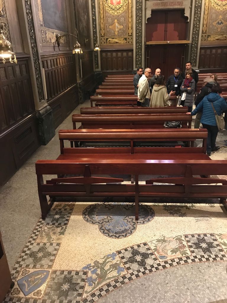 stamariamataro's tweet photo. La Dra. Saliné ens té bocabadats amb el preciosisme del mosaic de la Capella del Sagrament de @stamariamataro https://t.co/3bhMqjETkS