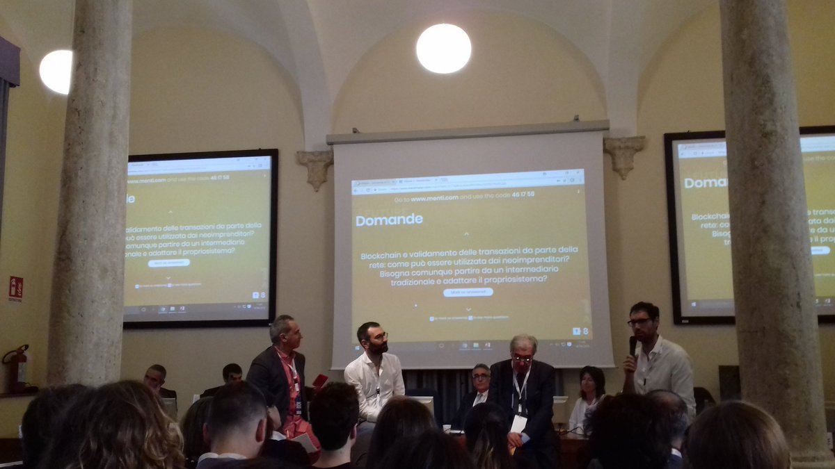 francesca_monac's tweet photo. Skills indispensabili: curiosità e flessibità #lofu18 @unisiena @USienaAlumni @ubes_society https://t.co/rDnhYmIwYW