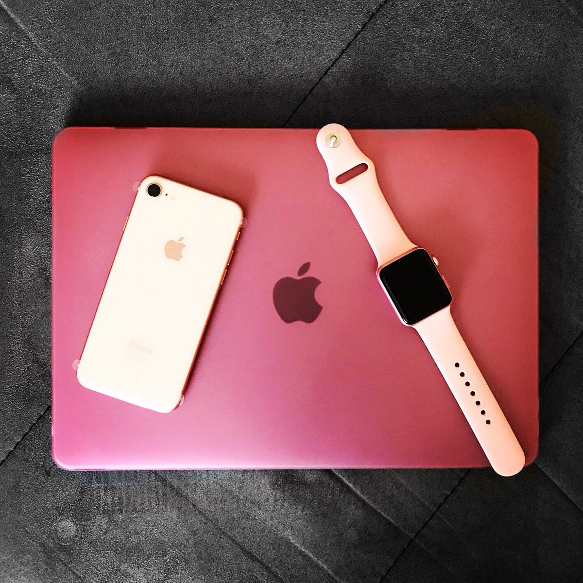 Malwi27's tweet image. And the family is complete! 👍🏻😊👌PS: the weather is amazing today! #applelove #applelover #macbookpro2017 #applewatch #macbookpro #iphone8 #rosegold #iloveit #apple #macintosh #addiction #mybabies #polishgirl #studing #london #uk #mylife #mylove #onlygoodvibes #lifestyle