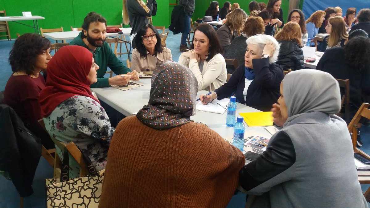 ElPratEducacio's tweet photo. Comença la dinàmica de treball en grup on treballarem qué demanem, qué podem oferir i quines propostes fem sobre els temes mes cabdals en relació a la innovacio educativa. #tothomeduca #InnovacionEducativa https://t.co/We1FJmSYhl