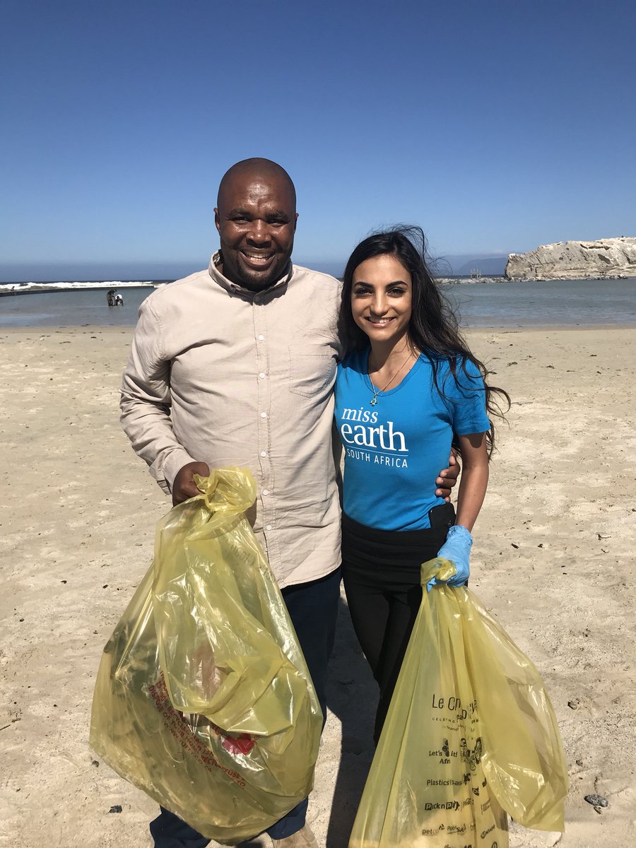 ricardomackenzi's tweet photo. In preparation for @WorldCleanupDay Cape Town held its first clean up on #Monwabisi beach

Thanks to @missearth_sa @IriniMoutzouris for helping to clean up  and for @EdRomanSA the Consul General of Britain for leading his team to this #BigBeachCleanup

@ChangeAgentSA https://t.co/hTAP9aiCKK