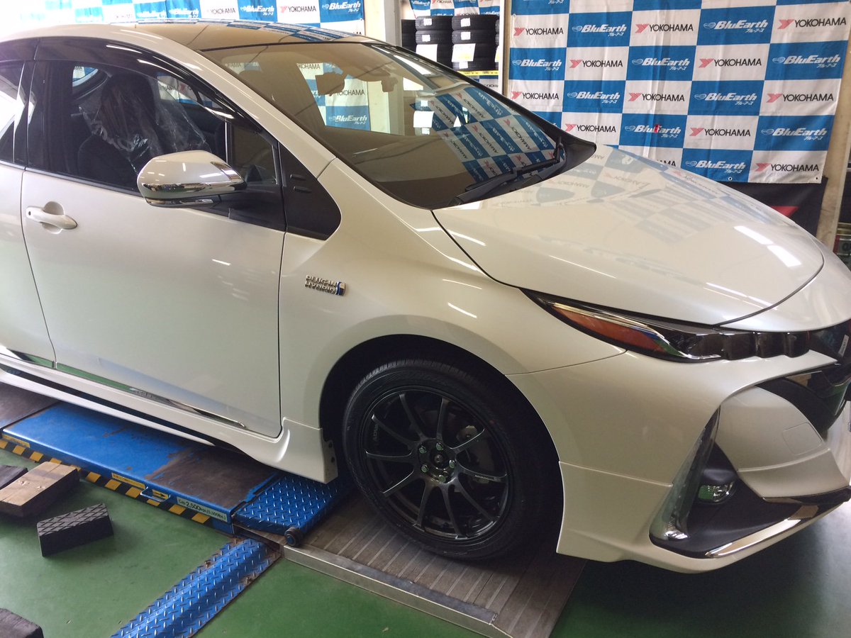 タイヤガーデン茅ヶ崎 V Twitter 以前にadvan Rsを御購入して頂いた プリウスphvのお客様の再来店で Advan Db V552を装着しました 静かな車ですから タイヤも静かなadvan Db V552を選んで頂きました 4 22までチラシセールしております 皆様の御来店スタッフ一同