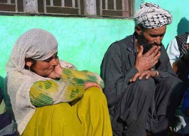 sanjivbhatt's tweet photo. First, the Hindutava thugs raped and butchered Asifa. Then, forced her family to walk 7 miles with her mutilated body to be bury in another village. Finally, her family was forced to flee. 

And our PM says: "None will be spared!"

Too late Mr PM!

The country will remember this. https://t.co/LQFmjAFiE9