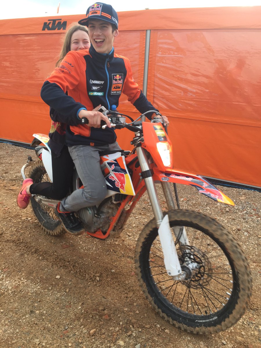 jorgeprado61's tweet photo. Me encuentro mejor cuando ella está por aquí #sisterCeci 😘
I feel better when see is here #mxgpPortugal https://t.co/QF9Hol2t2s