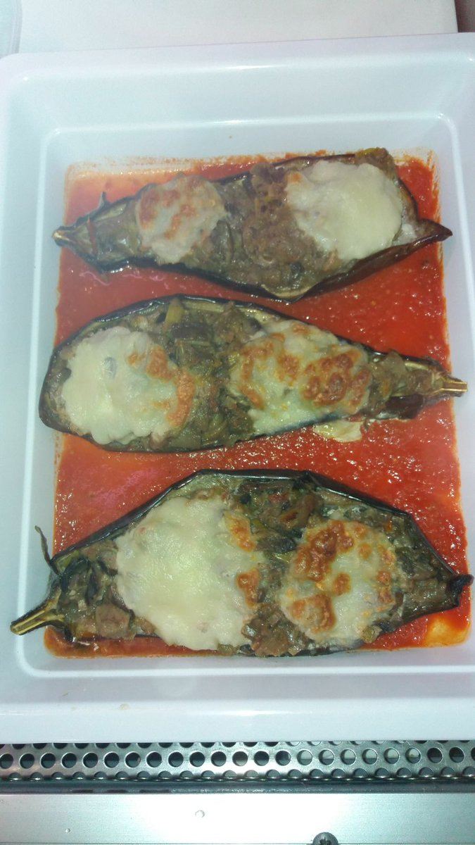 Tiberi_Roser's tweet photo. Bon dia a tothom !!!! Mireu que tenim avui per dinar al @Tiberi_Roser . De primer plat:
- Albergínies farcides de bolets i verdures
- Ensaladilla russa
- Canelons variats
- Caragols de Lleida a la gormanta https://t.co/UsvSeTxSn2