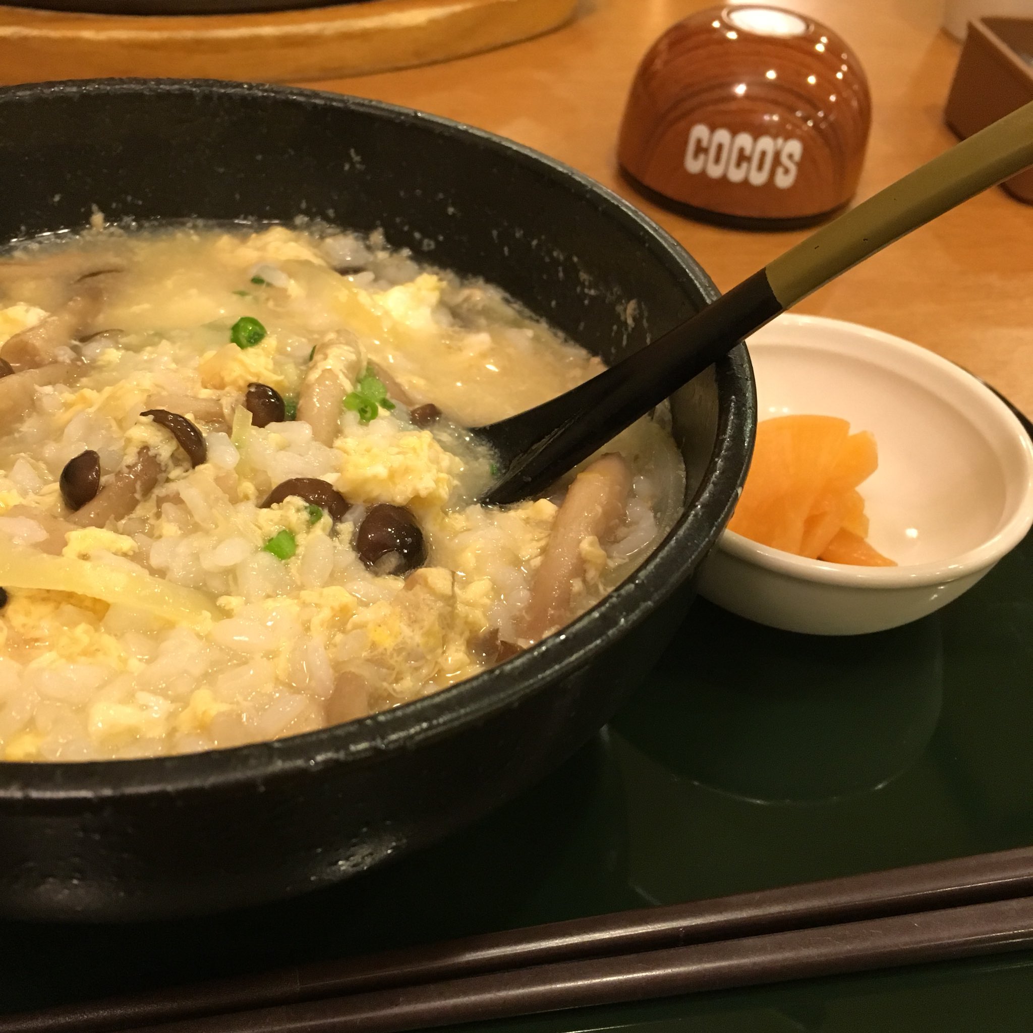 まっつ お昼のねぎしに興奮して麦飯ガッツリ茶碗に2杯食べてもうご飯はええわ って思ったのに注文したのがきのこ雑炊だし そのご飯の量がこれまたえげつなくて嘘ん ってなってる 都会に来てまでココスというのは気にしたらだめだ 移動距離zero