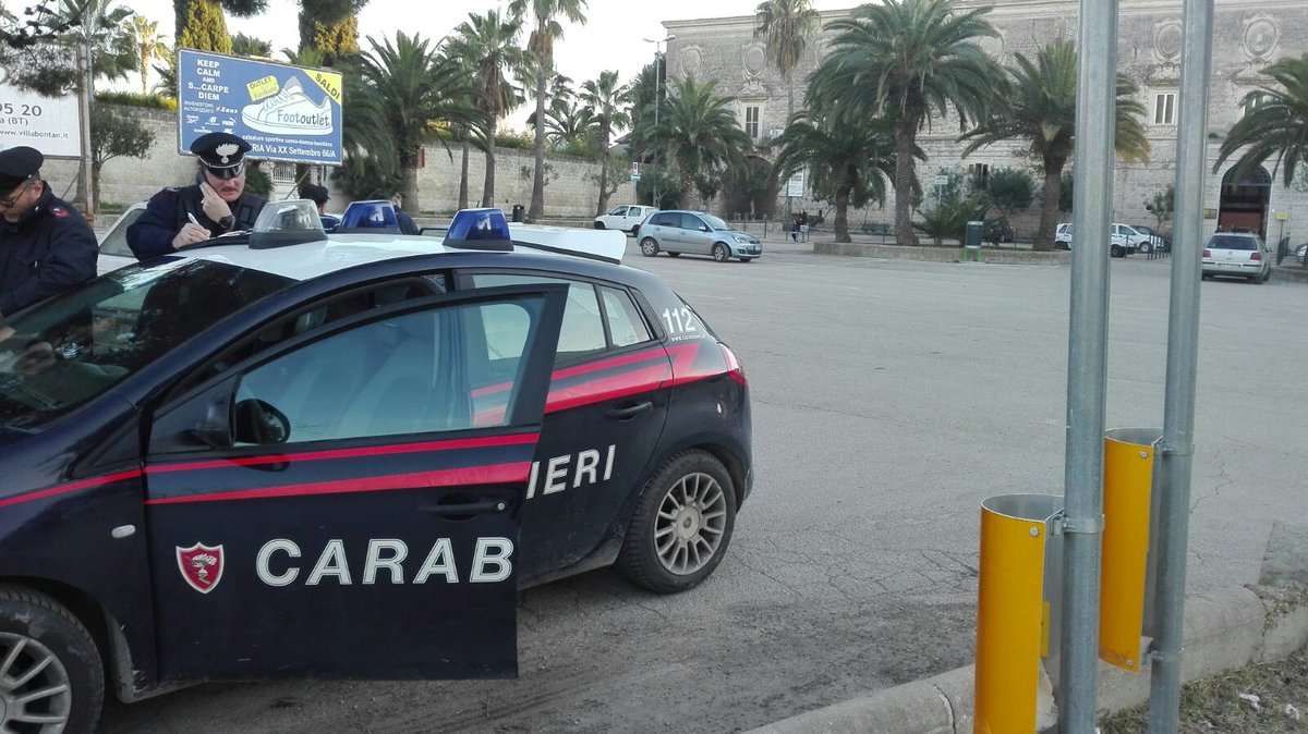 BatMagazine's tweet photo. Andria – Nascondeva la droga nei bagni di un bar in pieno centro.
Recuperati, occultati nella colonnina del lavandino, tre involucri di cocaina opportunamente confezionati con cellophane ed assicurati con nastro adesivo, pronti ad essere smerciati.
https://t.co/ltC4u3yuc5 https://t.co/CI7IWQQGdi