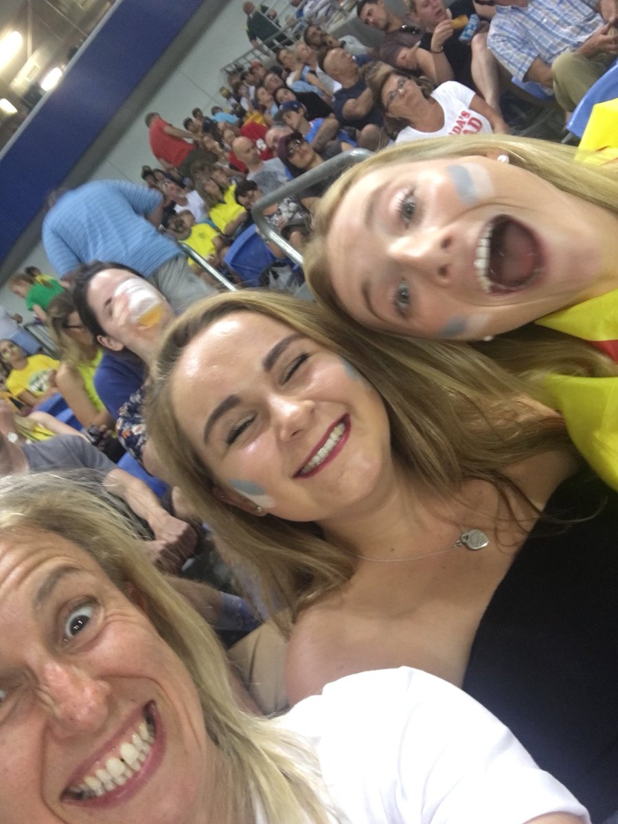 MozzaBigMoz's tweet photo. Big cheesers catching up with the #legends @abslindsay @Christy_Wiseman #Fantastic #MozinOz #RugbySevens https://t.co/TRjMH36rBp