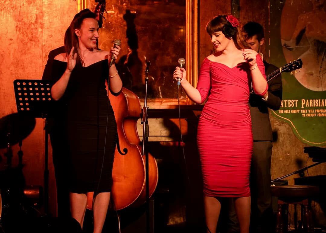 Love this pic from #OldFashionedLive this week ❤️🎵 
📸Luciano Ocesca
💋 Wearing <a href="/teampinup/">Pinup Girl Clothing</a> #pinupgirlclothing #cotureforeverybody #TheDuettesUk #vintagestyle #duo #singers #retro #entertainment #LiveMusic #LiveBand #jazzmusic #swingmusic #openmic