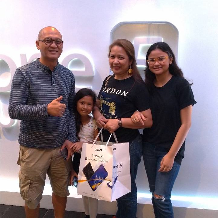 ASUSph's tweet photo. Mr. Arnel and Eleanor Ecleo waited since 9am just to get their hands on the newest #ZenFone5!
#WeLovePhoto #Backto5PH https://t.co/FRkHygy53S