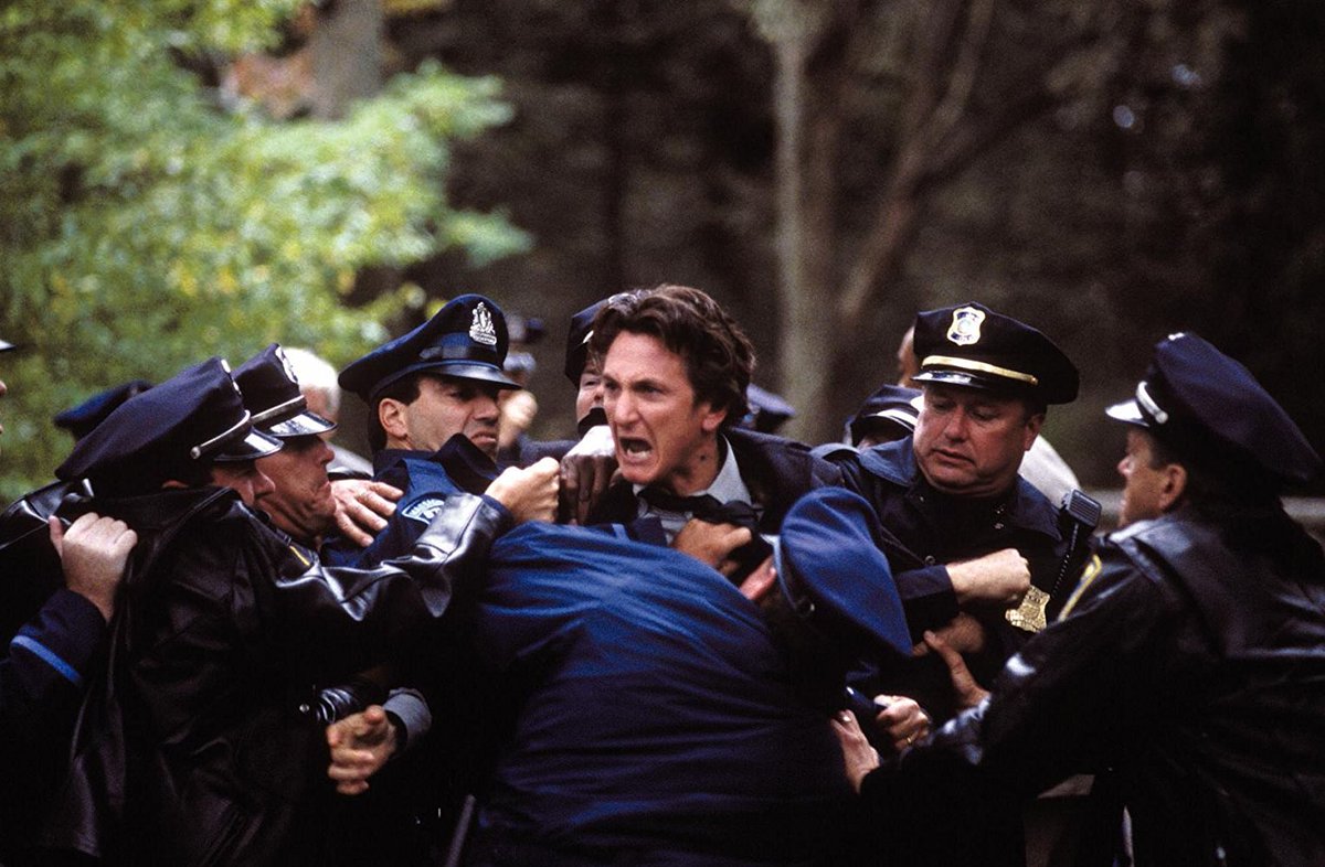levmauc's tweet photo. 'A veces pienso que los tres subimos a aquel coche.'

Las revisiones a MYSTIC RIVER solo sirven para engrandecerla. Eastwood adapta magistralmente la novela de Dennis Lehane, una historia sobre el destino, la amistad y el precio de la venganza. Maravillosos Penn, Robbins y Bacon. https://t.co/QFPw0VvF1Q