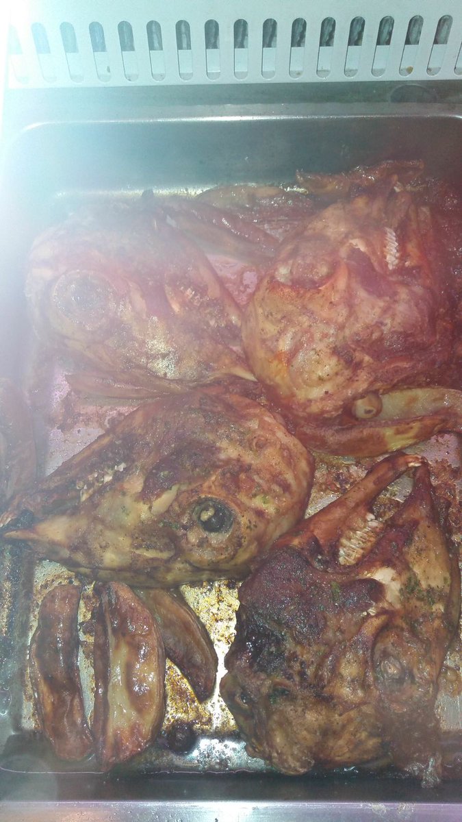 Tiberi_Roser's tweet photo. De segon tenim:
- Cuixetes de pollastre farcides
- Caps de xai
- Bacallà amb llit de verduretes i gratinat amb all i oli
- Fricandó de vedella

Com sempre, us hi esperem al C/ acadèmia, nº 15, 25002, Lleida.
                                 Truca'ns al  973 28 85 20 https://t.co/n71v5ctUK5