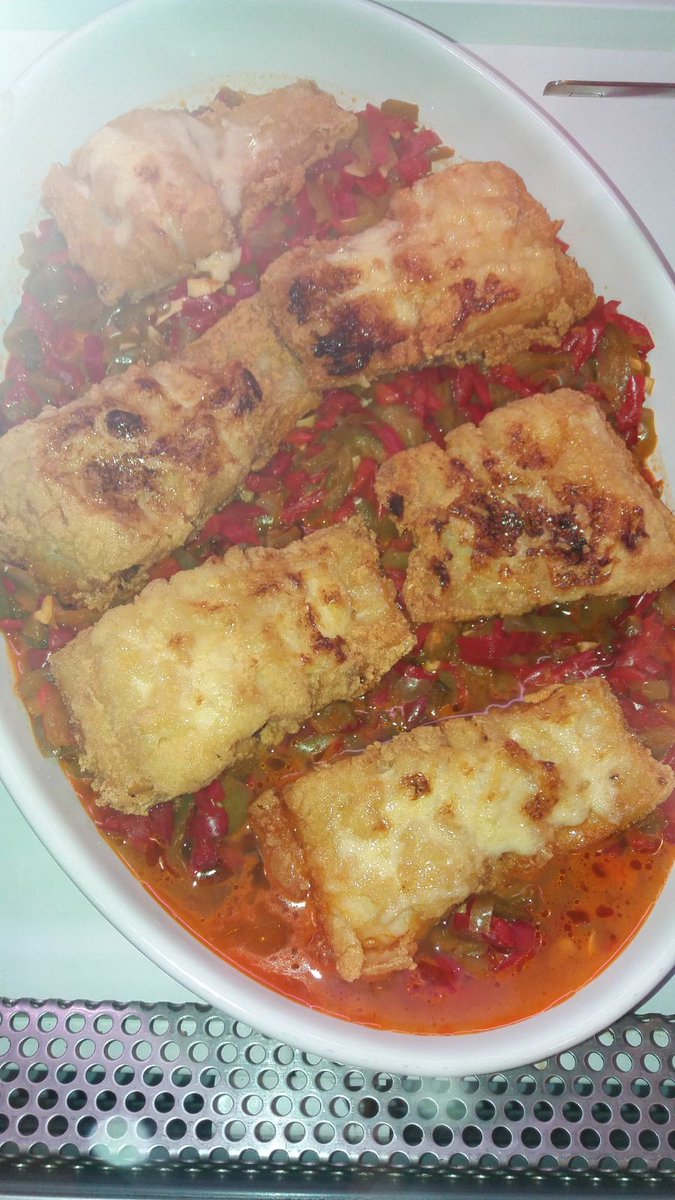 Tiberi_Roser's tweet photo. De segon tenim:
- Cuixetes de pollastre farcides
- Caps de xai
- Bacallà amb llit de verduretes i gratinat amb all i oli
- Fricandó de vedella

Com sempre, us hi esperem al C/ acadèmia, nº 15, 25002, Lleida.
                                 Truca'ns al  973 28 85 20 https://t.co/n71v5ctUK5