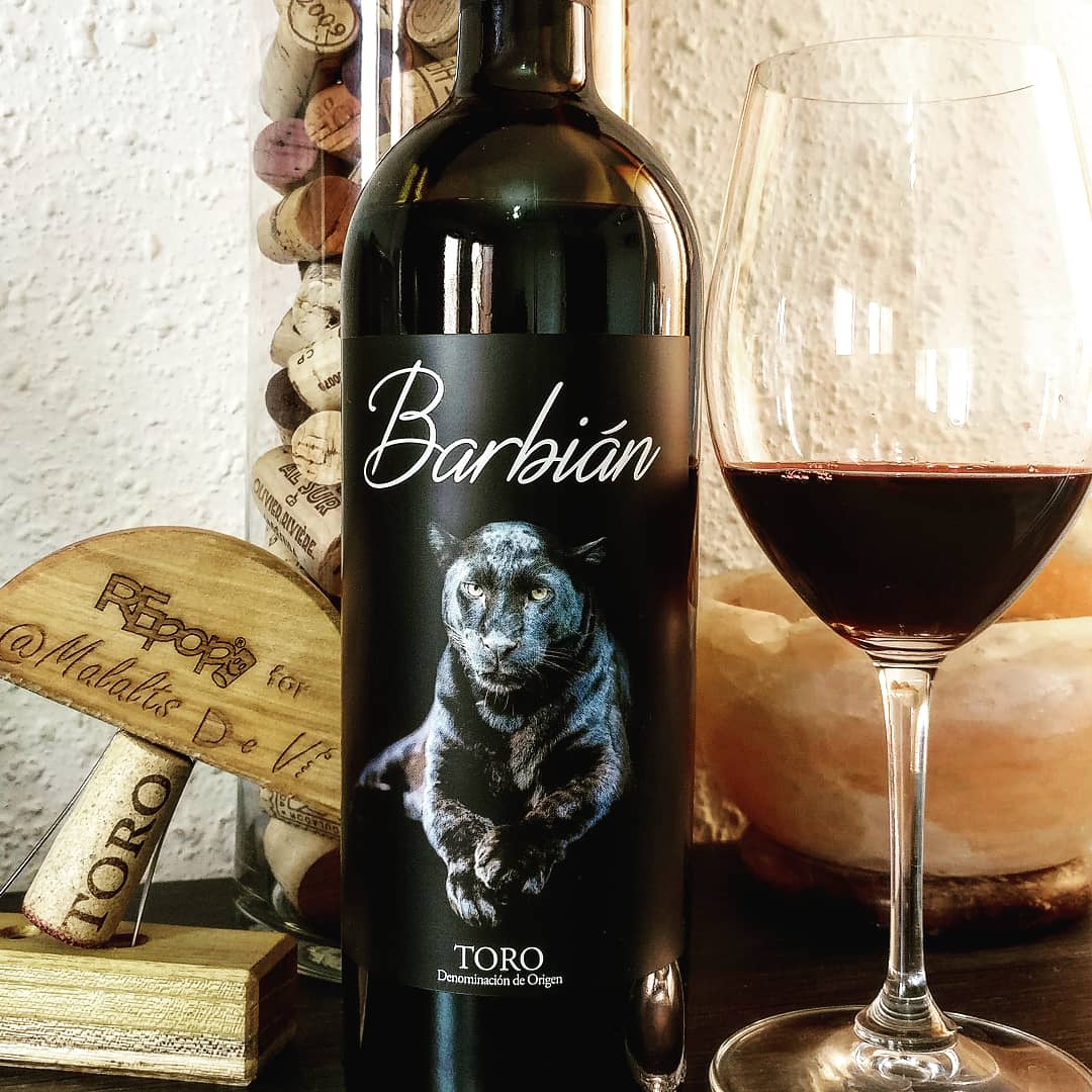 malaltsdevi's tweet photo. Barbián roble 2016 💯% #TintadeToro 🍇elaborado por @covitoro 🍷🍇🍷en la @DOToro 🍇🍷🍇
#Barbian es un 🍷 moderno con predominio de fruta aportada por su juventud, un tinto elegante tras su crianza de 4 meses en barrica de roble francés y americano
#MalaltsdeVi #winelover 🍷💕 https://t.co/yuZmt1MDP7