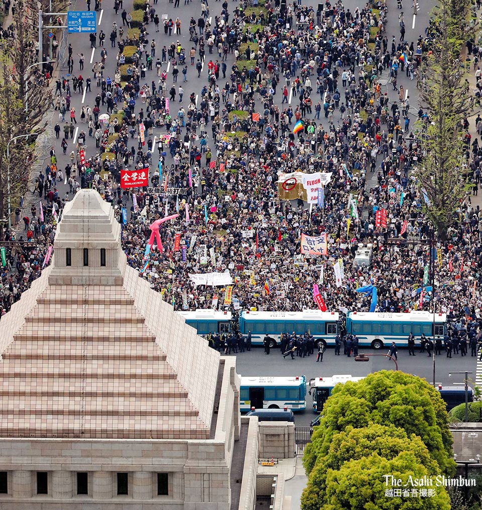 Ariel Scebai على تويتر 朝日新聞 森友 加計問題などに抗議し 国会前に集まった人たちです Https T Co C8a5cm14er 森友 加計問題などに抗議し 国会前に集まった人たちです 上空より撮影 Https T Co 2qxym3oofq 東京新聞 国会前の抗議デモ 道路を埋め