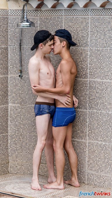 Sexual initiation between two cute gay teenagers https://t.co/RhuH5IT9Zt https://t.co/9ozlIETrOY