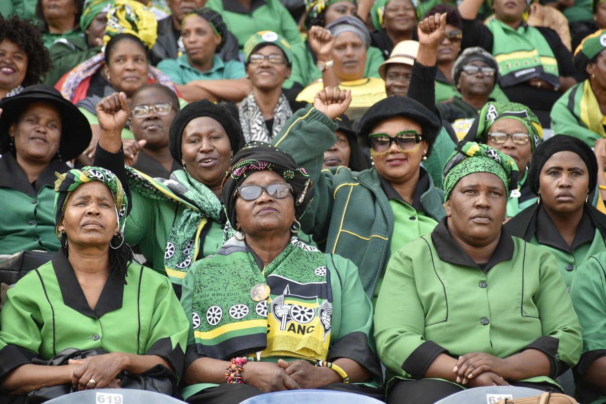 Bram06's tweet photo. Bathabile Dlamini: Mama Winnie, we have allowed patriarchy to oppress you... we have allowed the media and apartheid imperialism to define who you are... #WinnieMandelaFuneral #OrlandoStadium #sabcnews https://t.co/c1MsPlZoeA