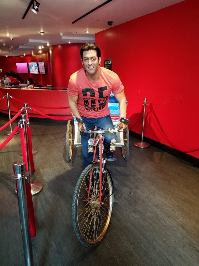 BollywoodUncut's tweet photo. #SalmanKhan's Amazing #WaxStatue At #MadameTussauds #NewYork

View More 👉https://t.co/rKHNKz2Q4E 

😇#Race3😇#Race3Eid2018😇#Race3Begin 😇#Race3ThisEid https://t.co/XPghtu0SyU