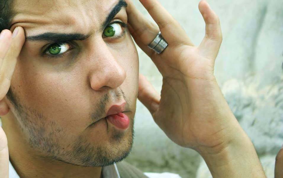 ـل يـوجد طـبيب نـفسي هـنا فـأنا بـحاجة ان اتـحدث مـعه قـليلآ
 اشـعر وكـأنني مـختل عـقليآ !!