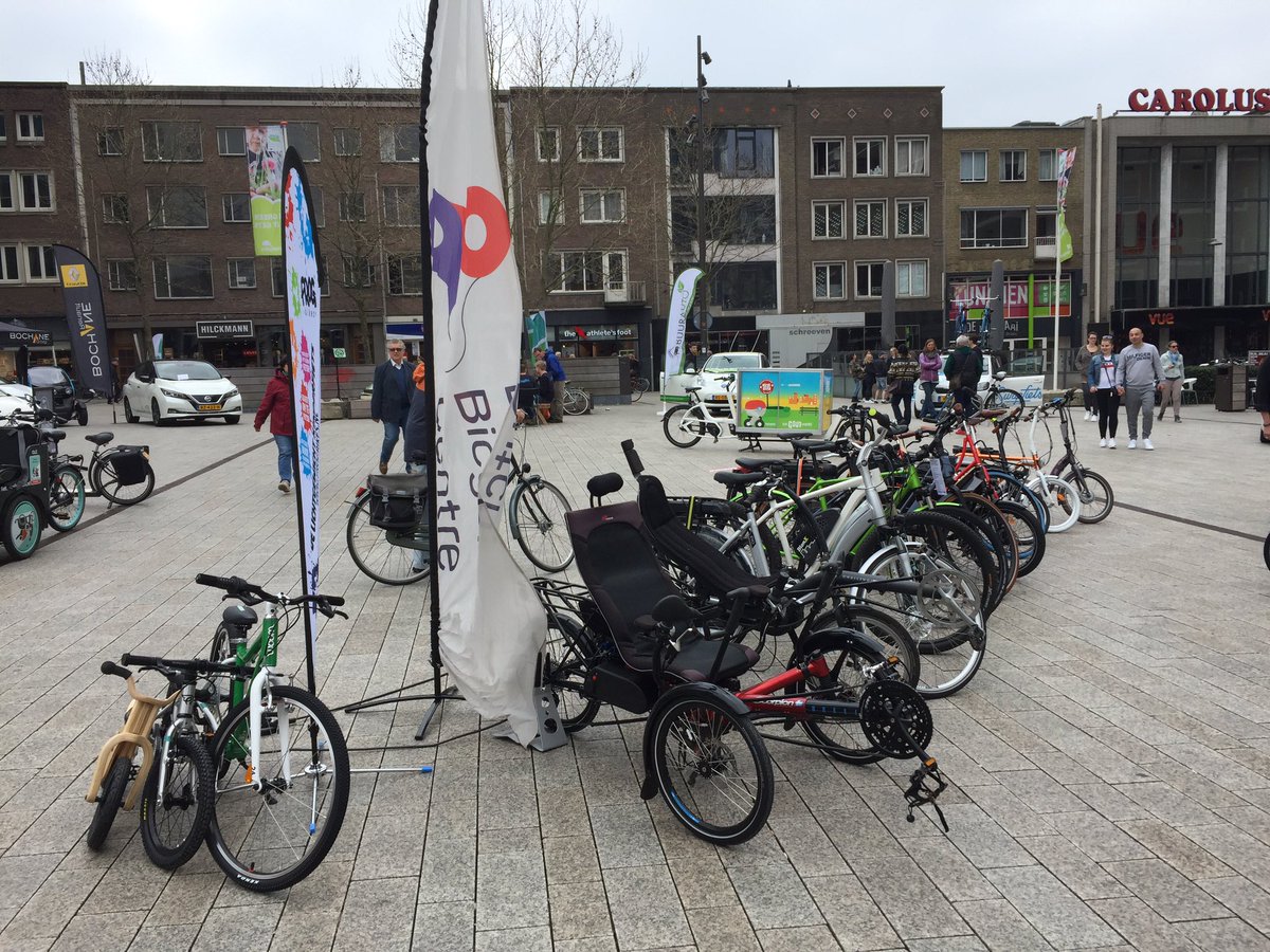 NaarNijmegen's tweet photo. Op Plein 1944 leer je alles over duurzame mobiliteit: elektrische (deel)fietsen, bakfietsen, elektrische (deel)auto's en een auto op waterstof. Vandaag tot 18 uur, morgen van 12 tot 17 uur. Kom je ook? #GreenCapital18 #greenchallenges @gem_Nijmegen https://t.co/yV5JKAZs8q