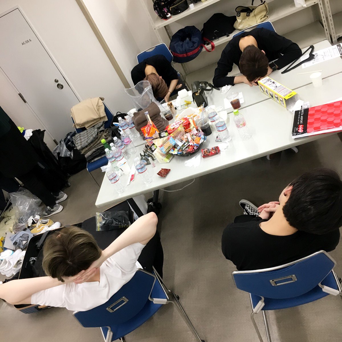 ace7_World's tweet photo. [14.04.18] Atualização do Twitter e Instagram.

[#ACE_PHOTO] Mostramos a sala de espera do A.C.E fraca (?)
_
#KimBeatCloseCoverage
#Ace_Fighting ✨ https://t.co/sYdFNJysLN