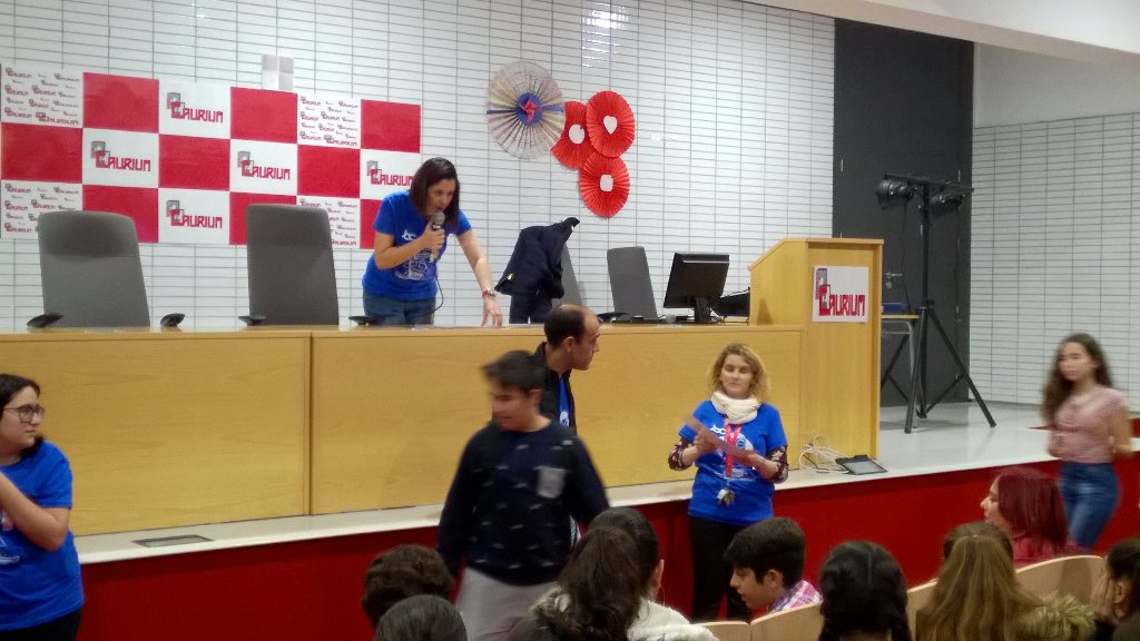 leomarbur's tweet photo. Entrega de diplomas https://t.co/GZIsomghkT