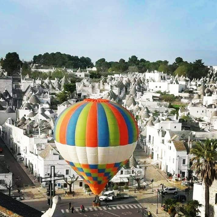 UnpliPuglia's tweet photo. Il sito #UNESCO dei Trulli di Alberobello è ancor più magico se osservato da un volo in mongolfiera. 
#WeAreinPuglia #UnpliPuglia #Trulli #Alberobello #Mongolfiera #Puglia365 
@UNPLI
📸 lanfrancogreco
📸 angela_tinelli
📸 mariellalaneve
📸 mariellalaneve https://t.co/SvmXkcqnE7