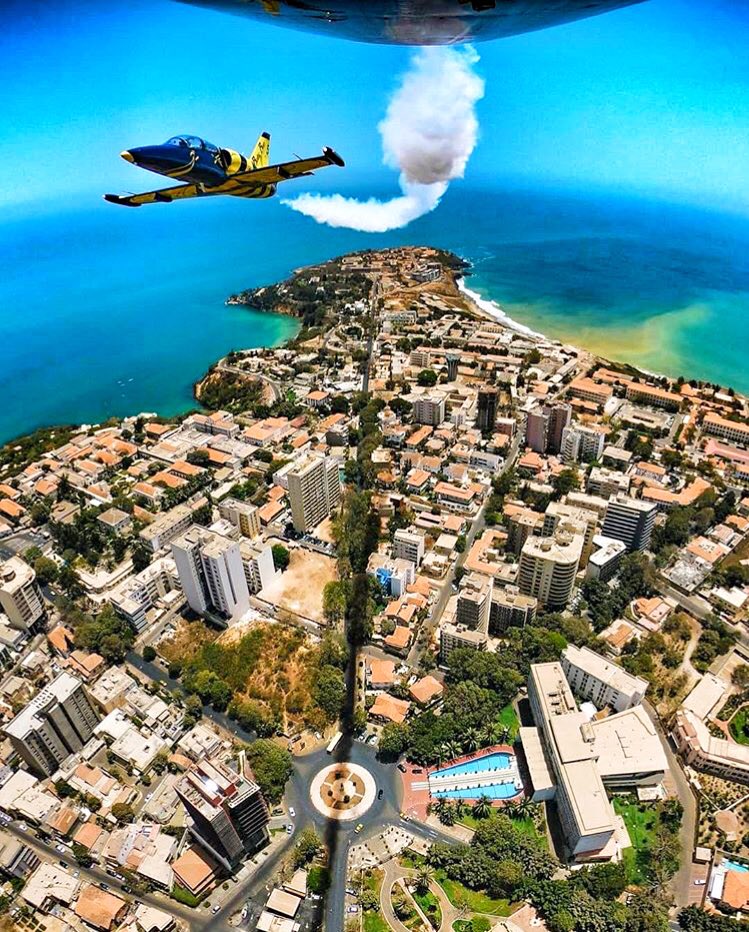 dembagueye's tweet photo. Elle n’est pas magnifique cette vue aérienne de la ville de #Dakar prise lors de la parade des #BalticBees ce 04 Avril ?
Il y a des endroits que vous arrivez à identifier ? 
#kebetu https://t.co/F8wvF0pIFb