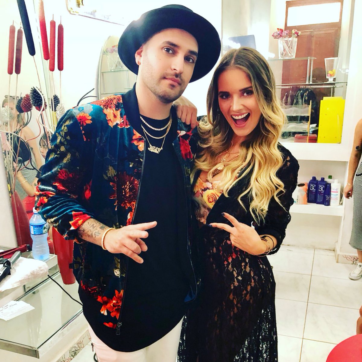 CyrusKDR's tweet photo. @Kimy2Ramos participó en dos videos musicales 🎥...🎉
#NoMeLlamesMas
#Cuidao https://t.co/H4e7uOgLXo