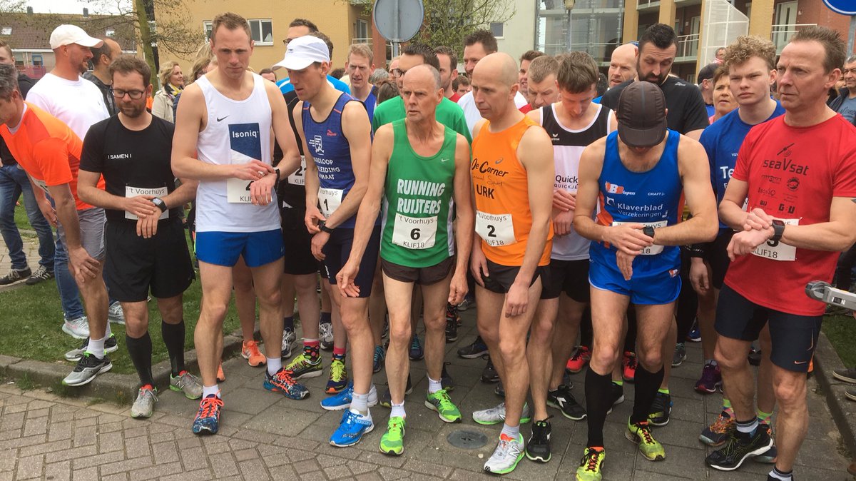 Voor de eerste keer een start van de 12-Dorpenloop op Urk. De lopers gaan richting Espel.