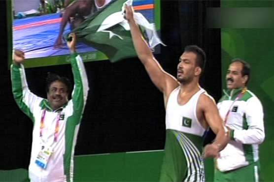 PakNewsNetwork_'s tweet photo. Pakistan's Wrestler Mohammad Inam wins Gold medal at the Commonwealth Games. Inam did a "Lap of Honor" holding the National Flag. 🇵🇰
#CWG2018 #CWG18 #CommonwealthGames2018 #Pakistan https://t.co/T5Tw50nXd2