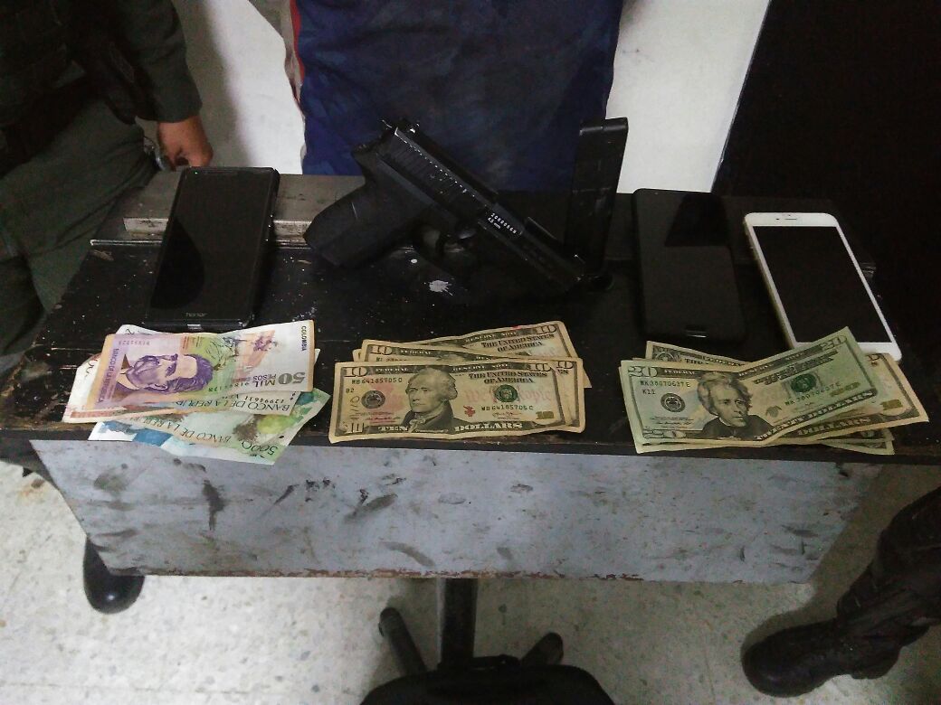 Rafael Martínez (@mrafael70) on Twitter photo Seguimos trabajando #JuntosContraElHurto, <a href="/PoliciaStaMarta/">Policía Metropolitana de Santa Marta</a> capturó a este hombre cuando atracaba a tres extranjeros, mano dura contra la delincuencia, vamos todos a tener nuevamente una #SantaMartaMásSegura. #LosBuenosSomosMás Seguimos trabajando #JuntosContraElHurto, <a href="/PoliciaStaMarta/">Policía Metropolitana de Santa Marta</a> capturó a este hombre cuando atracaba a tres extranjeros, mano dura contra la delincuencia, vamos todos a tener nuevamente una #SantaMartaMásSegura. #LosBuenosSomosMás