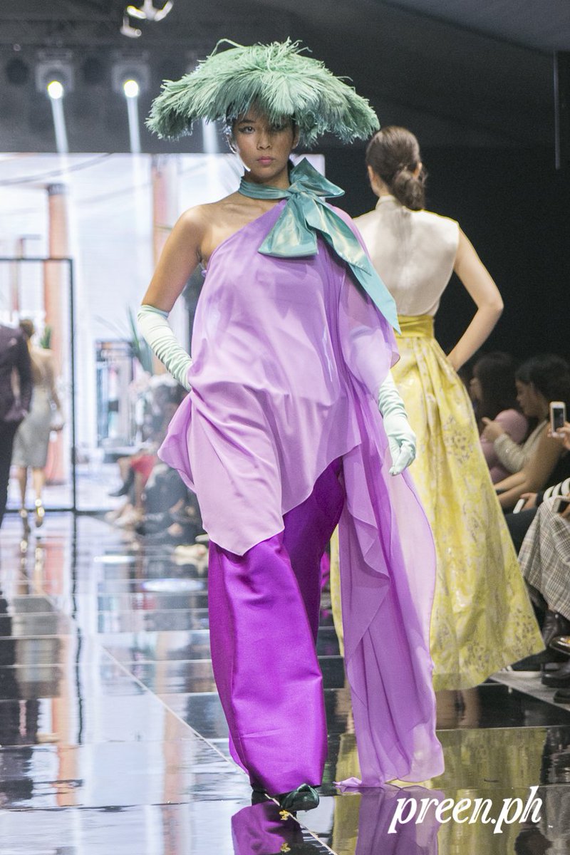 preenph's tweet photo. Large feather hats and elbow-length gloves were the finishing touches to #PhilipRodriguez’s collection: https://t.co/NDyW38KXmd #ManilaFashionFest #PanasonicMFF https://t.co/C2WEBHdRaD