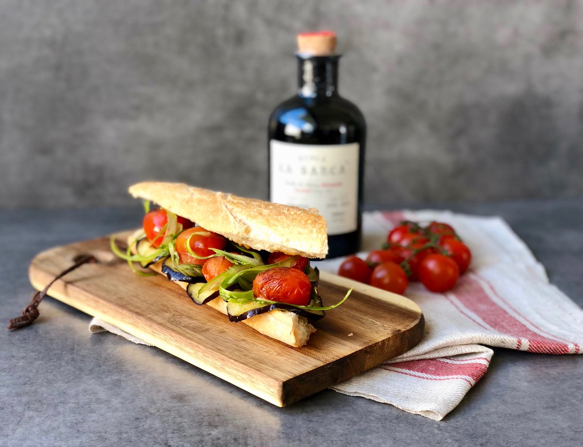 Nada como un #delicioso #BocadilloVegano con #berenjena, #espárragos, #tomates y nuestro #AceiteAhumado #FincaLaBarca! #vegano #bocadillo
-
Nothing like a #delicious #VeganSandwich with #eggplant, #GreenAsparagus, #tomatoes and our #SmokedOliveOil Finca La Barca! #vegan #sandwich