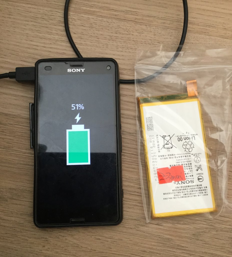 Dziraa's tweet image. 3,5 gadi - 3 baterijas. Negribas vēl atvadīties no šī aparāta :) #z3compact