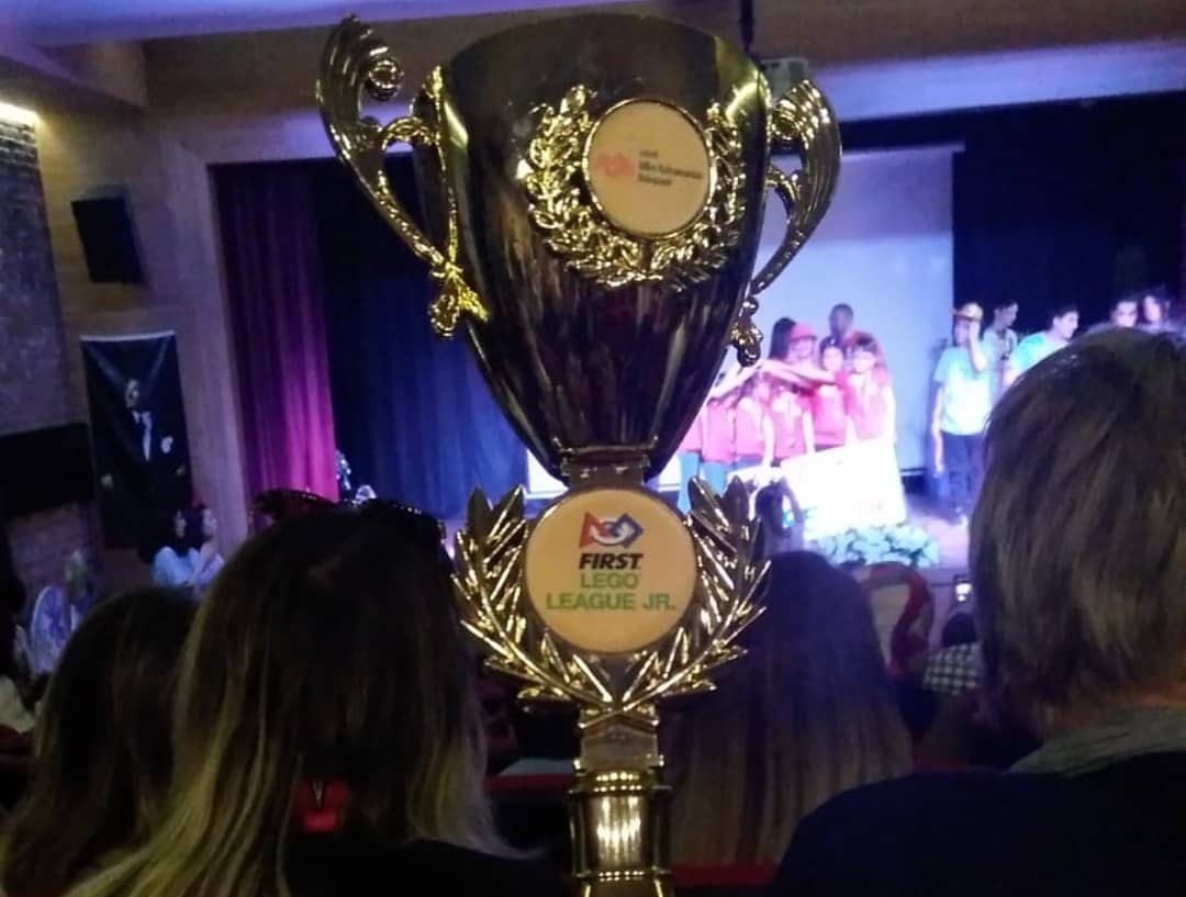 BK_Darica's tweet image. FLL Junior da  &quot;Akıllı Modelimizin İnanılmaz Hareketi&quot; projesiyle ödülümüzü aldık.  #bkegitek @bahcesehir_k12 @SevincCiler