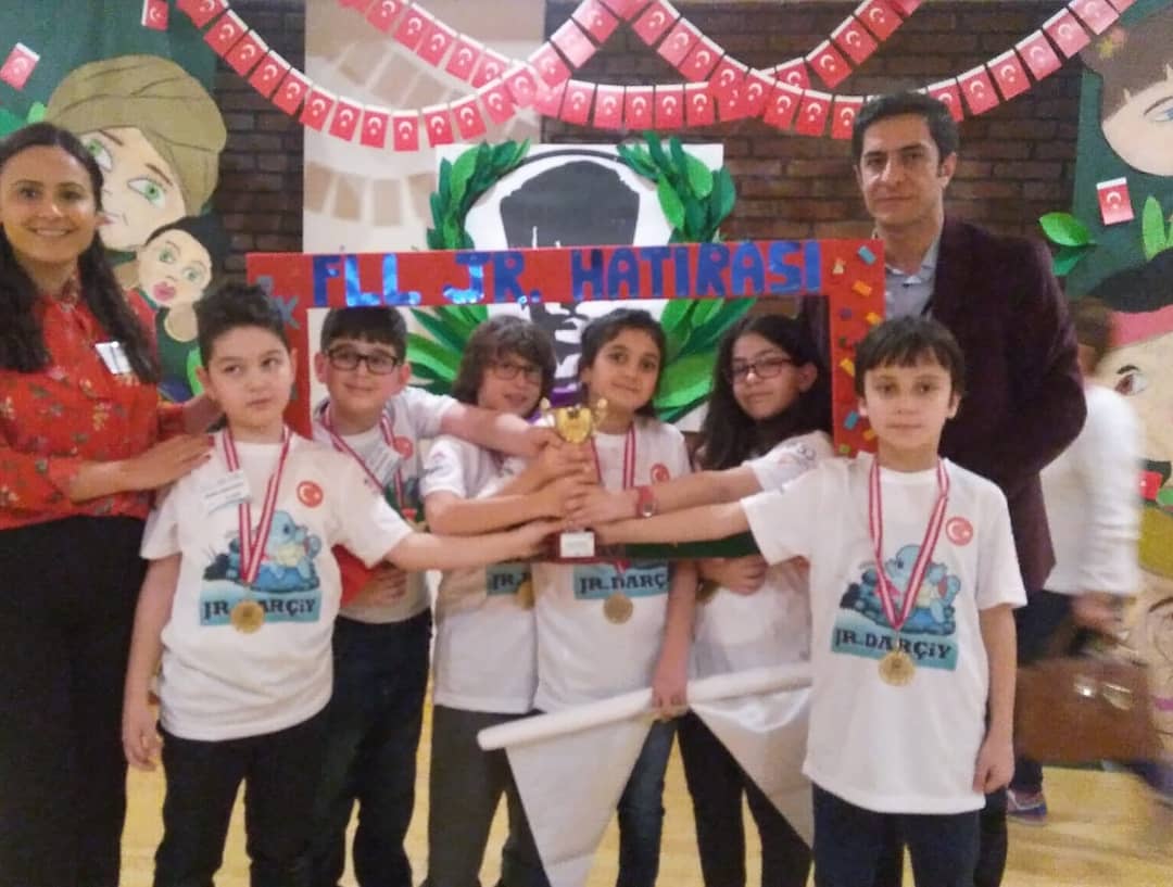 BK_Darica's tweet image. FLL Junior da  &quot;Akıllı Modelimizin İnanılmaz Hareketi&quot; projesiyle ödülümüzü aldık.  #bkegitek @bahcesehir_k12 @SevincCiler