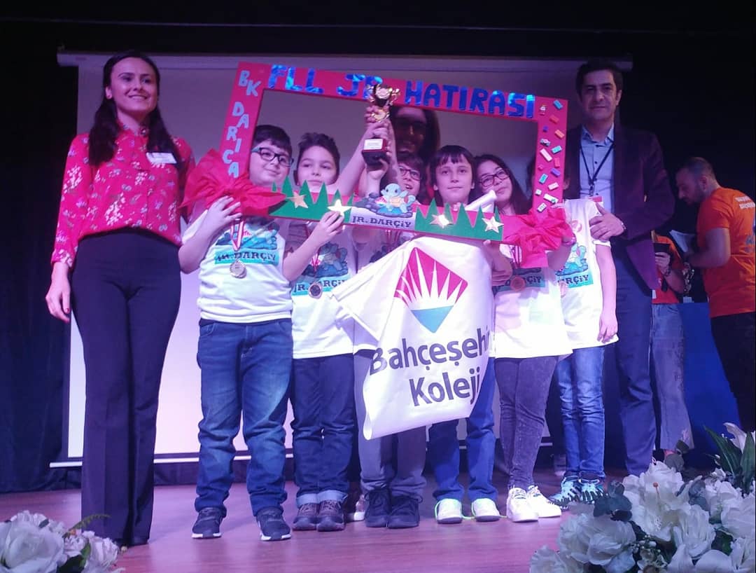 BK_Darica's tweet image. FLL Junior da  &quot;Akıllı Modelimizin İnanılmaz Hareketi&quot; projesiyle ödülümüzü aldık.  #bkegitek @bahcesehir_k12 @SevincCiler