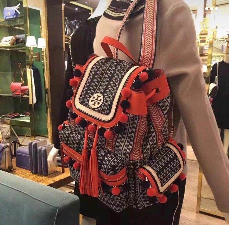 lilycheng129's tweet photo. sad...Lost my backpack on the train from Victoria to Gatwick (not express)at 13.30 26/03. A very important USB disk inside😭Already reported to @SouthernRailUK but got nothing till now. Kindly ask had someone found a orange, black Tory Burch backpack with pom pond sewn together? https://t.co/EP3nJJcnrF