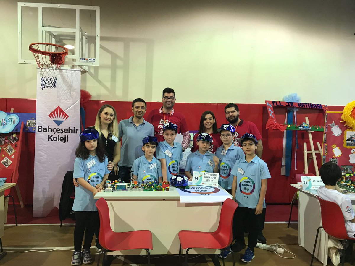 <a href="/bk_atasehir/">BK Ataşehir Lisesi</a> Lisesi #Fll takımı öğrencilerimiz <a href="/bakirkoy_bk/">BK Bakırköy Kampüsü</a> kampüsünde gerçekleştirilen #FllJr turnuvasında gönüllü olarak yer aldılar ve minik kardeşlerine yardımcı oldular. <a href="/ozgeeasln/">Özge ASLAN</a> <a href="/ilker_eris/">İlker ERİŞ</a> <a href="/CemaliYahya/">Yahya Cemali</a> <a href="/RoboticUltimate/">RoboticUltimate</a>