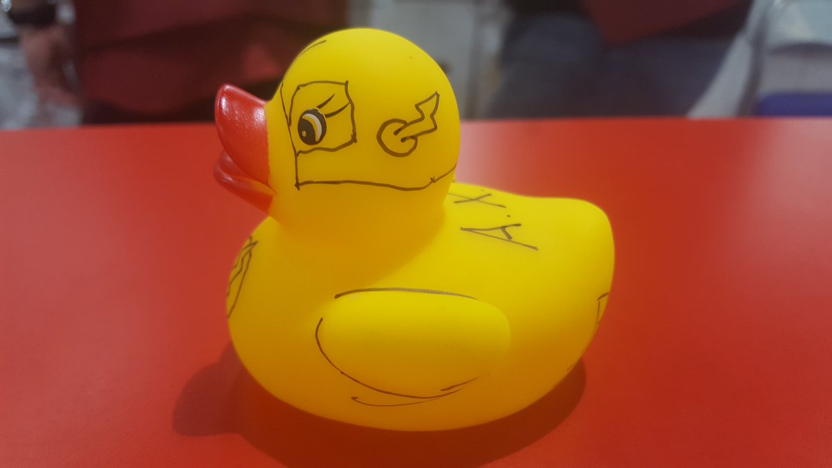 PopCultureEs's tweet photo. El fin de semana pasado, durante la visita de @Xermanico a @omegacenter0, pudimos conocer al PATO MÁS RÁPIDO DEL MUNDO gracias a los amigos del proyecto Dibujos Para Un Buen Samaritano (aquí tenéis su web solidaria, https://t.co/0eQUPgaqAY)... ¡#INJUSTICE - DUCKS AMONG US! https://t.co/QUYnBYCd2X